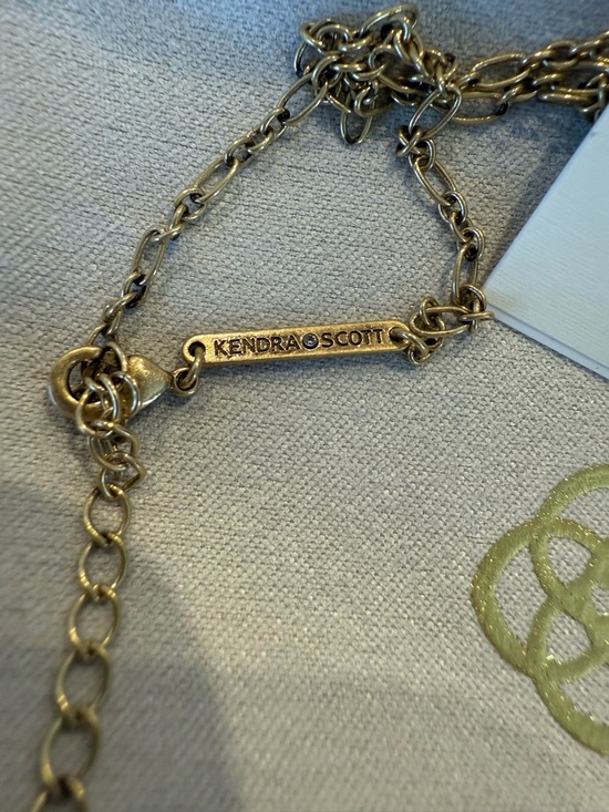 NEW!! Kendra Scott Gold-Tone Disney Snow White Locket Pendant Necklace - Picture 6 of 7